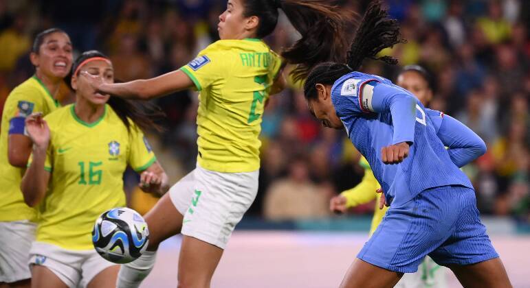 Aos 37 minutos do segundo tempo, após uma cobrança de escanteio na segunda trave, a capitã Wendie Renard chegou sozinha à área brasileira e marcou o gol da vitória para a França