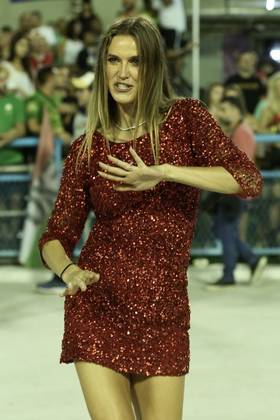 A apresentadora Renata Kuerten participou do ensaio da Grande Rio, usando um vestido vermelho brilhante