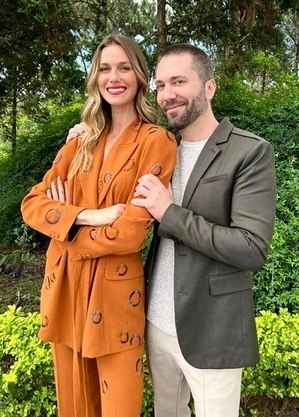 Renata Kuerten e Lucas Anderi são os novos apresentadores do 'Esquadrão da Moda'