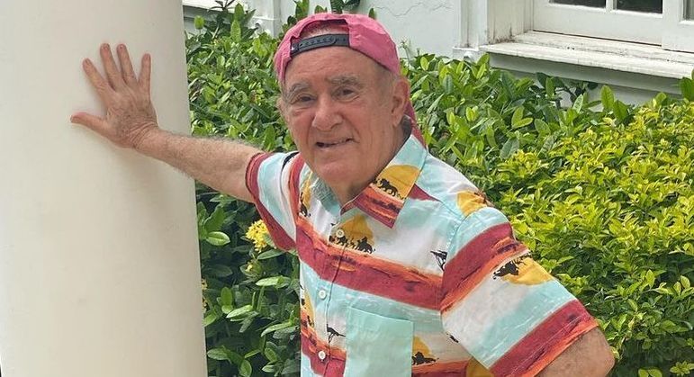 Após ser internado, Renato Aragão posta foto divertida 
nas redes sociais
