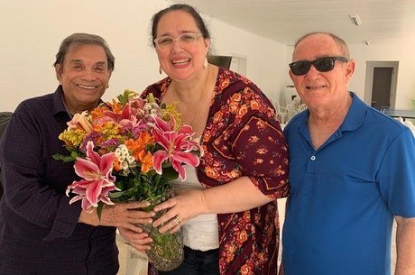 Mulher de Renato Aragão foi presenteada com flores