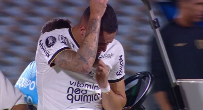 Renato Augusto deixou a partida contra o Liverpool depois de 14 minutos em campo. Nova operação no joelho