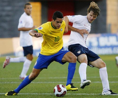 Ainda assim, a estreia pela seleção brasileira aconteceu durante sua passagem pela Alemanha, em 2011, contra a França