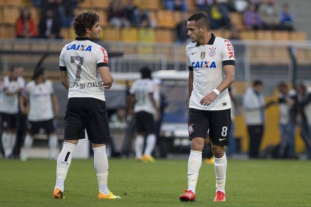 Em 2013, em busca de um espaço na seleção brasileira e uma vaga na Copa do Mundo do Brasil de 2014, o meia acertou com o Corinthians