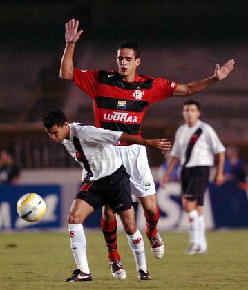 Dois anos depois, veio o primeiro desafio da carreira. Em um choque de cabeça, o meia teve um afundamento na face e passou por cirurgia. A cicatriz no rosto é carregada até hoje pelo atleta