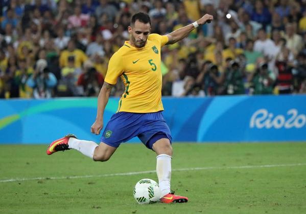 Nesse meio tempo, o jogador foi peça fundamental na conquista do ouro pela seleção brasileira no Jogos Olímpicos do Rio, em 2016