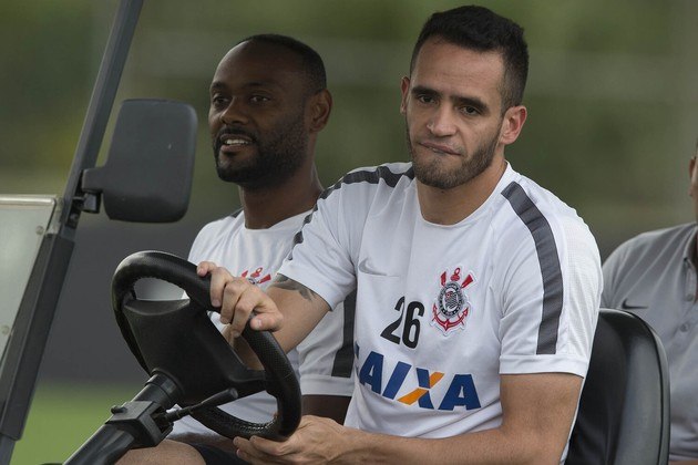 Antes disso, porém, Renato deu adeus ao Corinthians, e partiu rumo à China