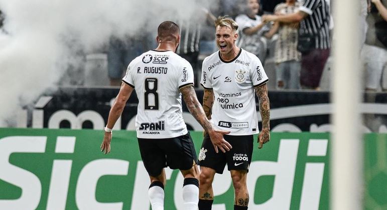 Renato Augusto comemora com Róger Guedes o segundo gol do Corinthians