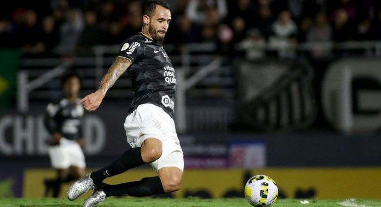 Renato Augusto no lance do gol que garantiu a vitória do Corinthians contra o RB Bragantino
