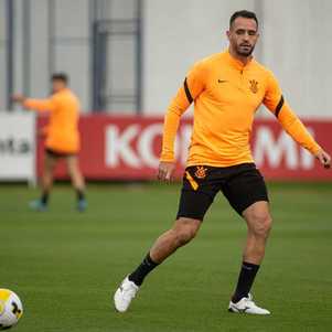 Renato Augusto treina para pegar o Fluminense nesta quarta