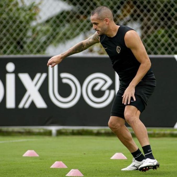 Renato Augusto durante treinamento do Corinthians