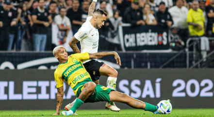 Renato Augusto e Deyverson disputam a bola em Corinthians X Cuiabá