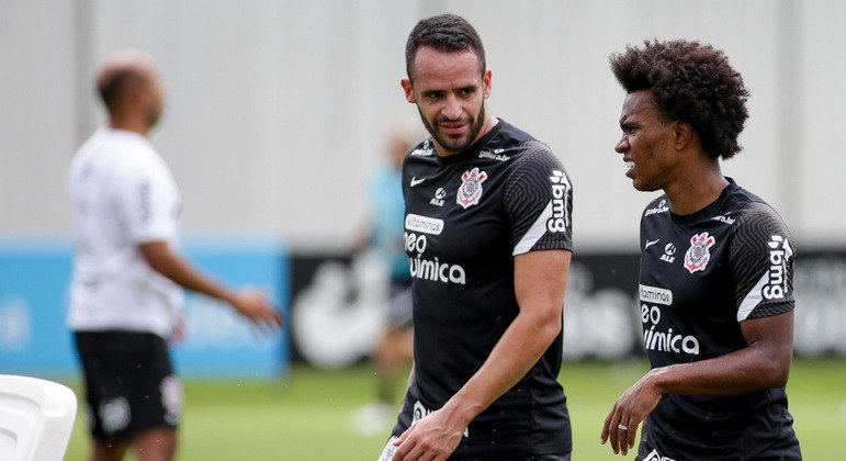 Renato Augusto e Willian em treino pelo Timão