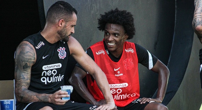 Renato e Willian em treino na temporada 2021; ambos testaram positivo para Covid-19