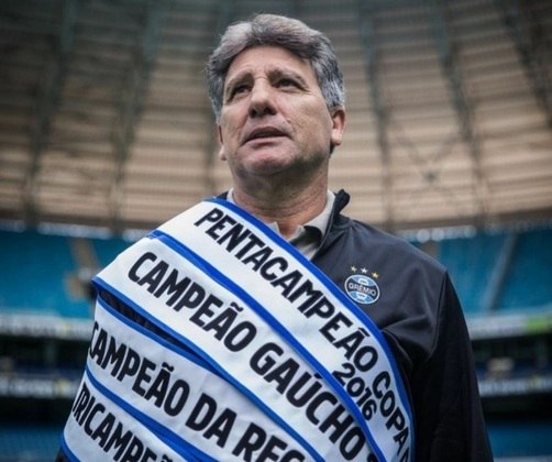 Segundo relatos de seus amigos de infância, o ídolo do Grêmio, RENATO GAÚCHO, torcia para o Internacional.