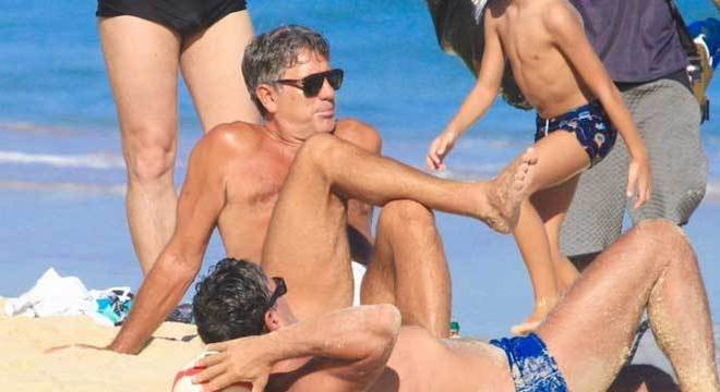 Renato Gaúcho é contra a  volta do futebol. Mas frequenta praias no Rio