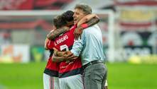 'Sou a fortaleza dos jogadores. Sou o muro deles.' Renato sobreviveu no Flamengo, graças à vitória contra o Atlético