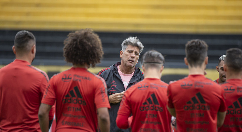 Renato Gaúcho conversa com jogadores no último treino do Flamengo antes da decisão