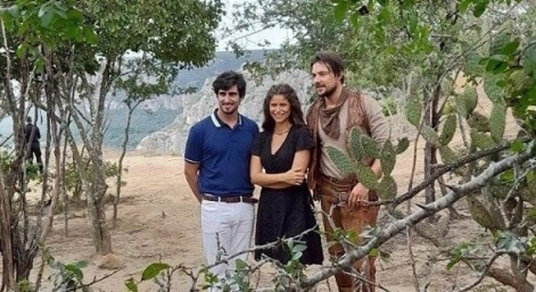 Renato Góes, Isadora Cruz e Sérgio Guizé nas externas de "Mar do Sertão", próxima das 18h na Globo