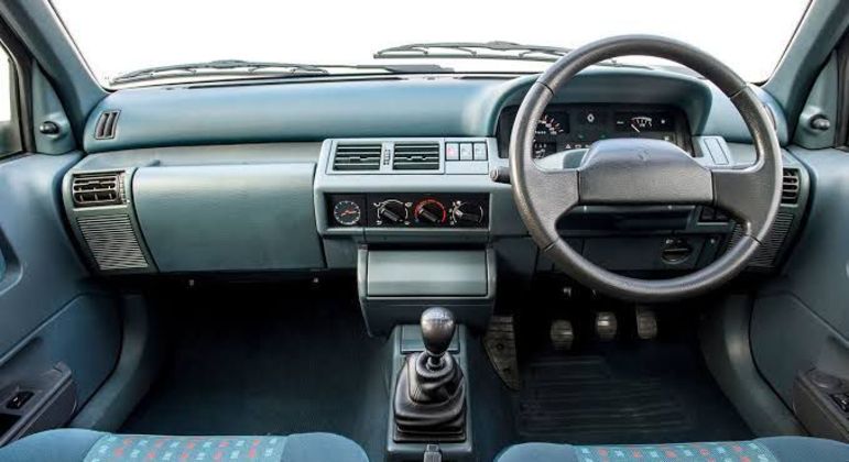 Interior do Clio de primeira geração: minimalista e moderno