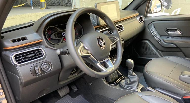 Interior conta com uma linha em laranja de acabamento