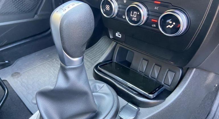 Modelo traz carregador de smartphone por indução