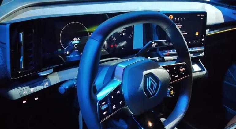 Interior traz um painel digital de 12,3 polegadas e uma central multimídia de 12 polegadas com conexão com Android Auto e Apple CarPlay