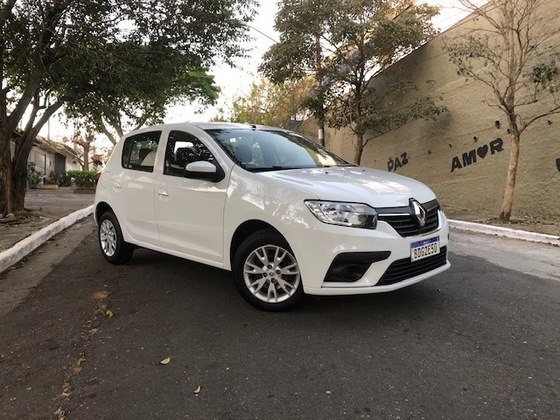 
  Renault SanderoO carro é outro
hatch compacto europeu econômico da lista daqueles que têm um maior rendimento entre os
veículos da marca, apesar do bom desempenho para rodar na cidade.
Cidade:
10 km/l (etanol) e 13,9 km/l (gasolina)
Estrada: 10,2 km/l
(etanol) e 14,7 km/l (gasolina)