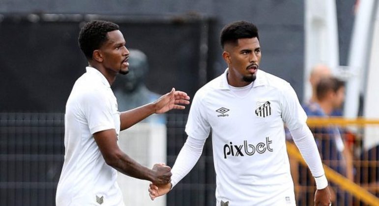 Renyer (à esq.) marcou seu sexto gol em dois jogos seguidos pelo Peixe