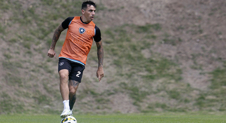 Saravia não vive bom momento com a camisa do Botafogo