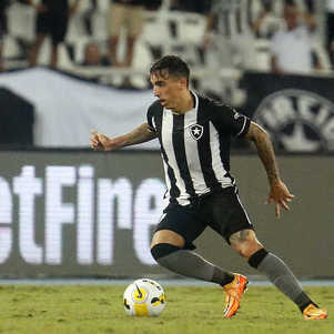 Renzo Saravia - lateral-direito - argentino - 29 anos - atualmente no Botafogo 