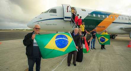 Grupo de repatriados desembarca no Recife