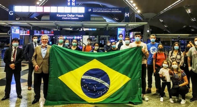 Grupo de brasileiros que foram repatriados de Kuala Lampur, na Malásia