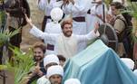 A chegada da Arca da Aliança em Jerusalém marcou o episódio especial de Reis — O Pecado nesta quinta-feira (8). Davi (Cirillo Luna) se alegrou com a presença de Deus na cidade e serviu de exemplo para que todo o povo de Israel também glorificasse ao Senhor com júbilo e louvores. No Twitter, os fãs da série se emocionaram com o momento especial. A seguir, veja os comentários do público! 