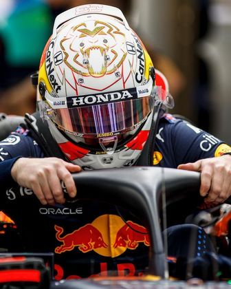 Na última corrida da temporada de 2021, realizada em Abu Dhabi, Max Verstappen se tornou campeão de Fórmula 1 pela primeira vez. Pilotando a Red Bull, o holandês conquistou uma legião de fãs que, mesmo depois de quase um ano, adorariam ter eternizado o carro que coroou o jovem piloto. Agora, ter uma réplica do RB16B é uma possibilidade, desde que sejam desembolsados mais de R$ 50 mil