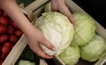 O repolho tem 42 mcg de vitamina K por xícara. Ele também beneficia o sistema imunológico, ajuda a saúde cardiovascular e quando é digerido forma compostos anticancerígenos, segundo estudos recentes