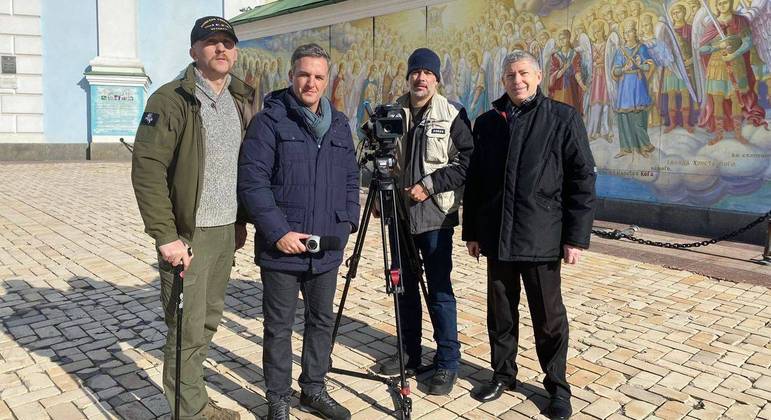 Equipe da Record TV ao lado do ex-combatente Oleksiy Sokil, de roupa verde