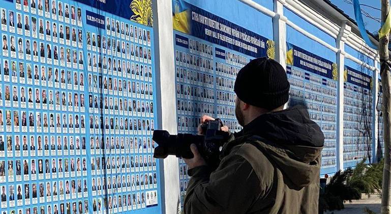 Muro em homenagem aos 14 mil civis e militares que morreram na guerra com a Rússia em 2014