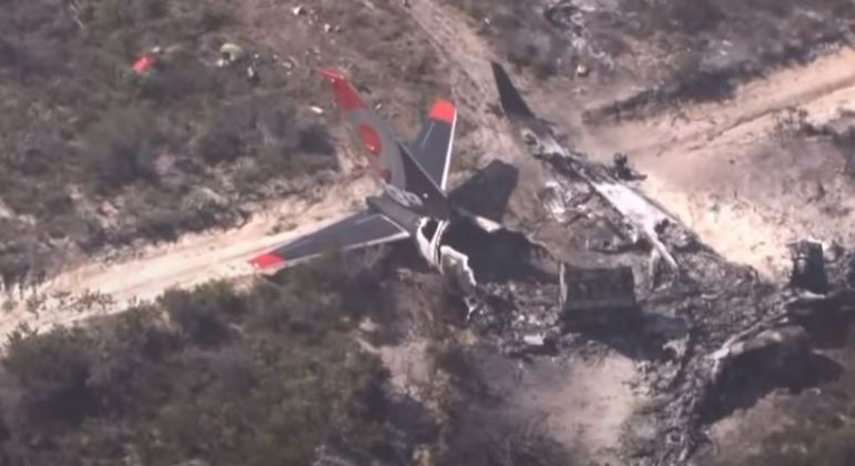 Restos da fuselagem queimada ficaram espalhados pelo descampado na Austrália