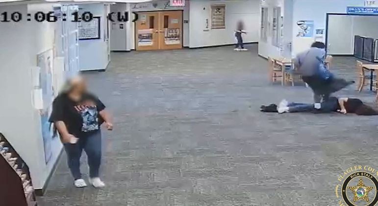 Câmera de segurança registrou momento do ataque à professora dentro da escola