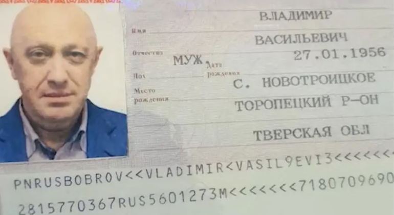 Um passaporte de Yevgeni Prigozhin também foi localizado. Há indícios de que ele usou diversos disfarces para escapar das autoridades russas