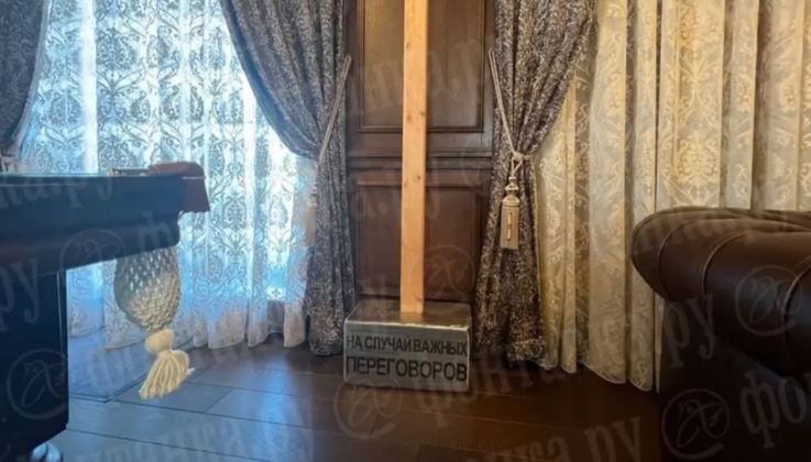 Chamou a atenção da polícia de Putin uma marreta localizada em uma das salas da mansão. A arma traz a seguinte inscrição em russo: 