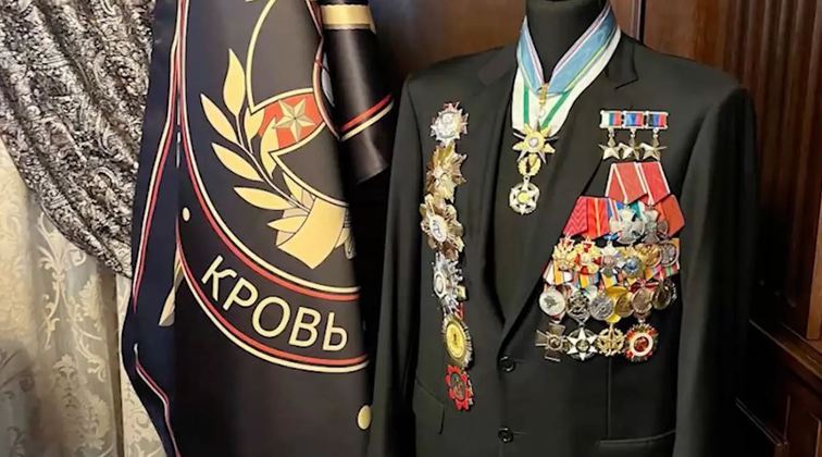 Alvo do Kremlin após ter comandado um golpe contra Putin, o mercenário possuía um traje militar repleto de condecorações do próprio governo russo
