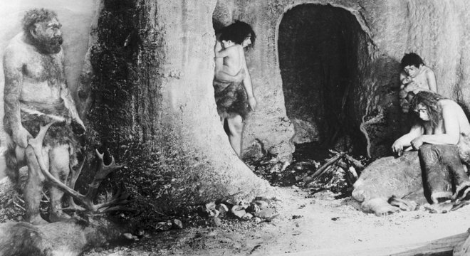 Reprodução de uma família Neanderthal em exposição no Museu de História Natural de Chicago