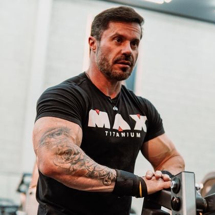 Cariani é professor de química e de educação física, atleta profissional, empresário, youtuber e influenciador digital — acumula mais de 13 milhões de seguidores em diversas redes sociais. Ainda é sócio da empresa Anidrol Química, localizada em Diadema, na Grande São Paulo