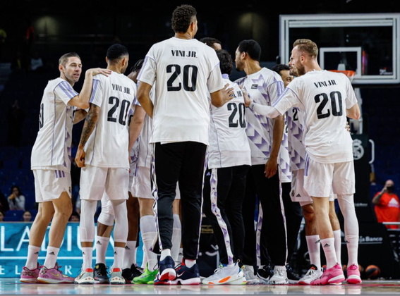 A equipe de basquete do Real, atual campeã europeia, entrou em quadra nesta tarde contra o Club Deportivo Baloncesto Sevilla, pela Liga Espanhola de Basquete, com o número de Vini Jr. nas camisas