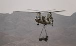 O treinamento militar mostrou o uso de helicópteros para transporte de veículos de guerra e disparos de mísseis