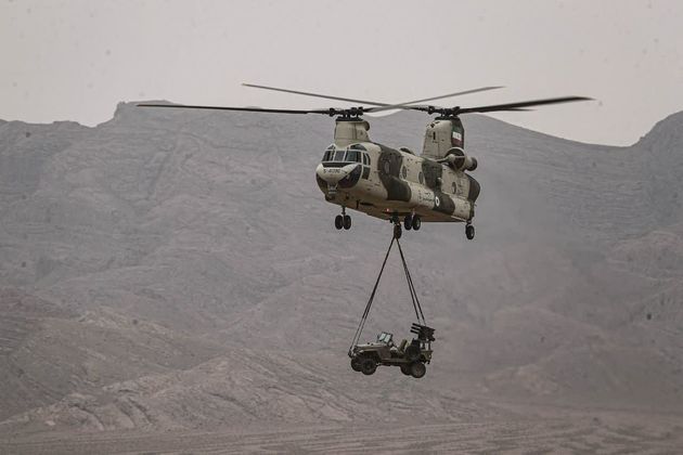 O treinamento militar mostrou o uso de helicópteros para transporte de veículos de guerra e disparos de mísseis