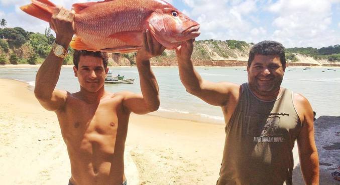 Italo Ferreira ao lado do pai: tampa de caixa de isopor foi primeira prancha