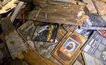 'A mansão abandonada pertencia a um magnata imobiliário grego. Dizia-se que o proprietário levava uma vida tão misteriosa que ninguém tinha certeza do que ele fazia para trabalhar — apesar de vermos maços de dinheiro em sua luxuosa casa', disse Sims
